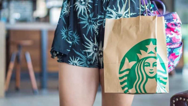 ▲星巴克宣布8月1日起停止供應免費紙袋，兩杯袋改為收費1元起，不過隱藏服務的「單杯環保杯套」仍會免費提供。（圖／Shutterstock）