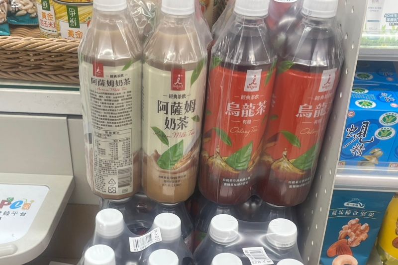 ▲7-11自有品牌烏龍茶、奶茶特價40元一組，平均單瓶只要10元。（圖／記者鍾怡婷攝）