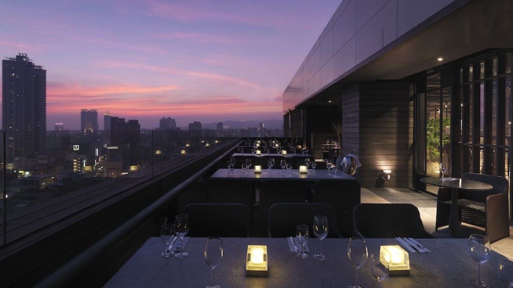 ▲étage 15位於市區、擁有港都絕佳灣區視野，盡收高雄都會美景。（圖／étage 15提供）