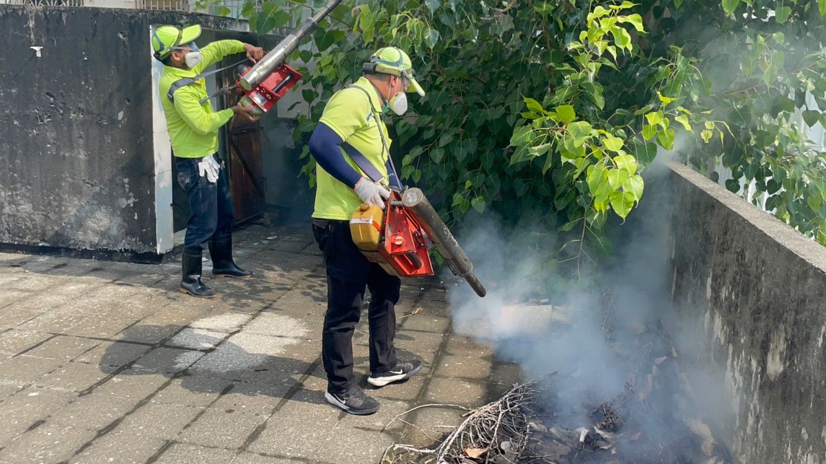 ▲高市府針對社區空間噴灑化學防治。(圖／高市府提供)