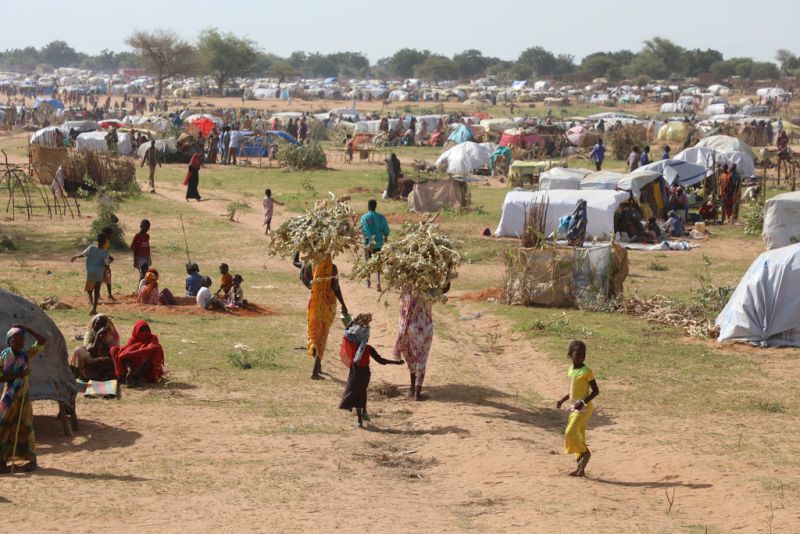 ▲聯合國人權辦公室表示，在蘇丹西達佛省（Gharb Darfur）發現一處亂葬崗，至少埋了87具屍體，指控是準軍事部隊RSF與其同盟民兵所犯下的暴行。圖為蘇丹境內的難民營。（圖／美聯社／達志影像）