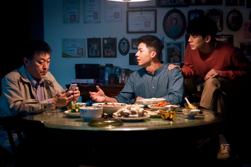 ▲庹宗華（左一）跟林柏宏（右一）飾演彼此有隔閡的父子，卻在許光漢牽引下，從不理解到和解，觸動無數觀眾落淚。（圖／Netflix提供）