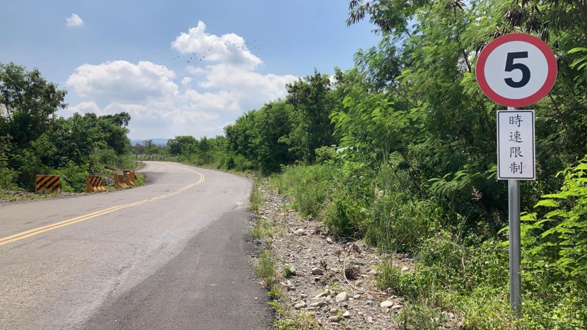▲近日有網友表示自己在南投遇到一個速限「5公里」的標誌，讓他感到非常傻眼，好奇這種5公里的標誌用途為何。（圖/路上觀察學院）