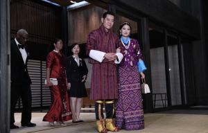 ▲不丹王后吉增佩瑪會悉心挑選不丹國服旗拉 （Kira），讓傳統文化能夠被外國人看見。（圖／翻攝自推特）