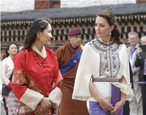▲2016年凱特王妃探訪不丹，與不丹王后相談甚歡。（圖／翻攝自推特）