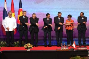 中美外長東協場邊會晤　印尼學者：為拜習會鋪路
