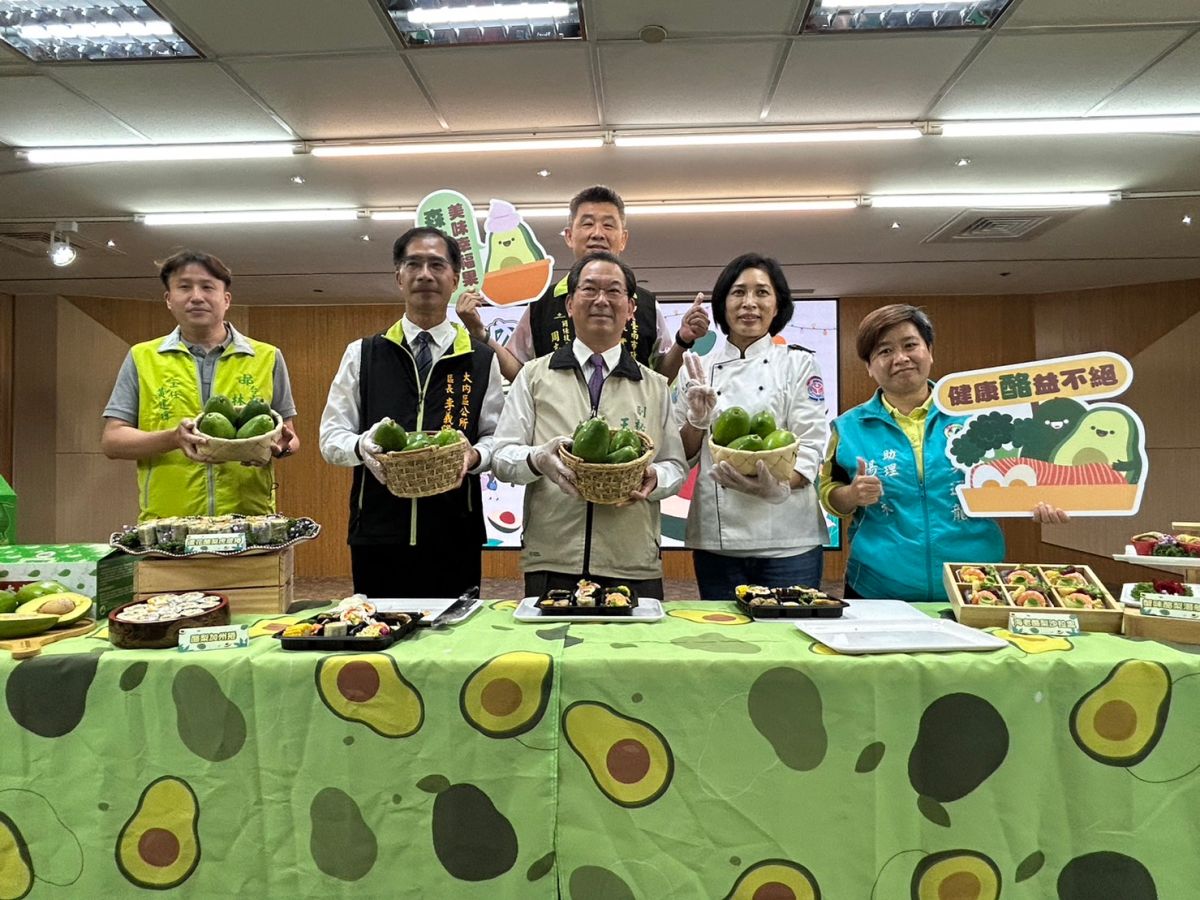 ▲台南市政府副秘書長王揚智(中)及大內區長李義隆(左二)邀請民眾7/23 來大內品嘗當季酪梨的百變滋味（圖／記者林怡孜攝，2023,7,14）