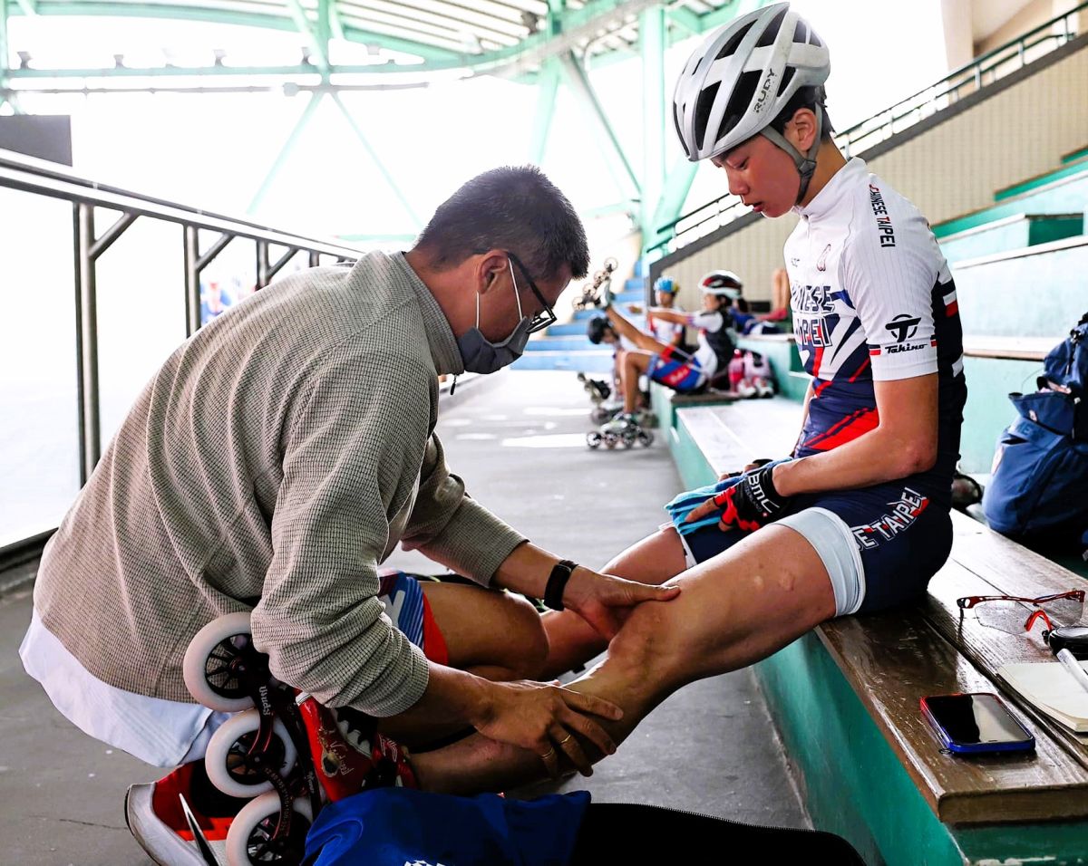 ▲吳炯助（左）與楊合貞師徒情深，為了一起訓練，重新穿上溜冰鞋。還瘦了22公斤。圖／取自楊合貞臉書