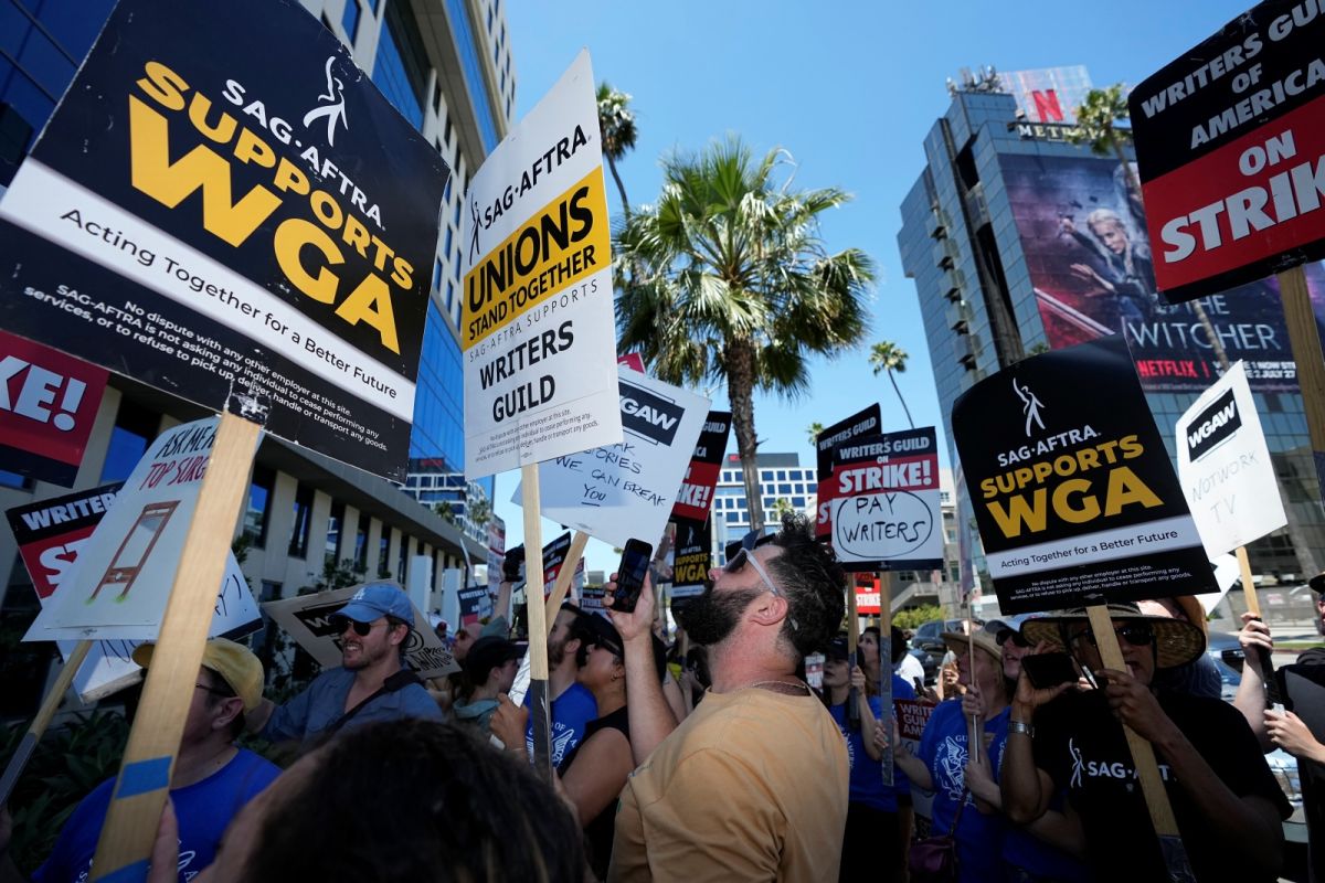 ▲美國演員工會及編劇工會接連罷工，抗議薪資及AI使用疑慮。（圖／美聯社／達志影像）