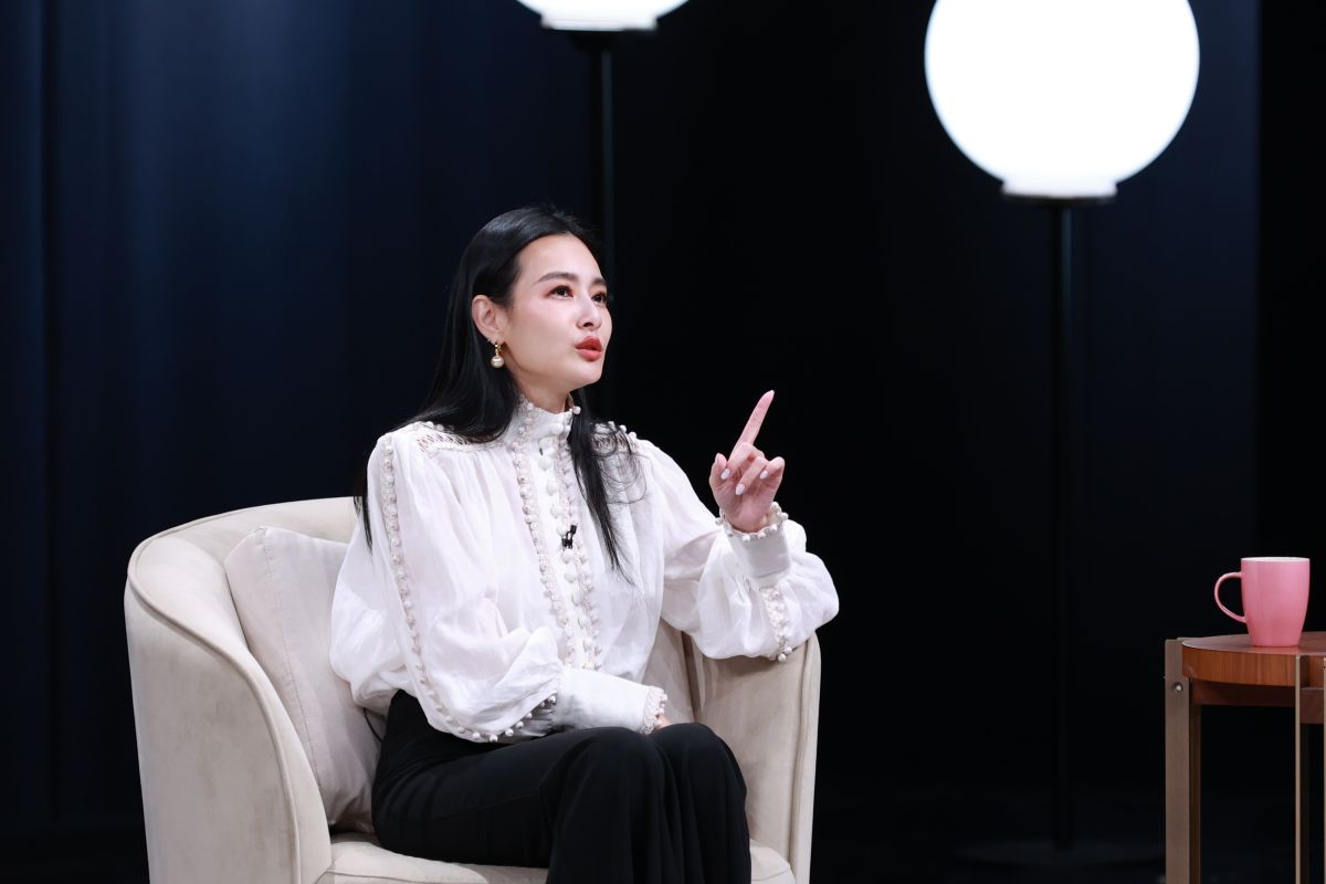 ▲藝人王思佳在節目上分享創業甘苦和經驗，也談到剛出道時，走「鄰家女孩」路線，人生第一支MV還是跟郭富城合拍的。（圖／東風衛視提供）