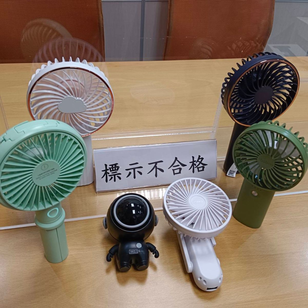 ▲新北市府抽驗USB手持充電式電風扇，分別有「標記及標示」與「使用說明書」不符合規定，業者已自主下架。（圖 ／新北市政府法制局消費者保護官室提供）