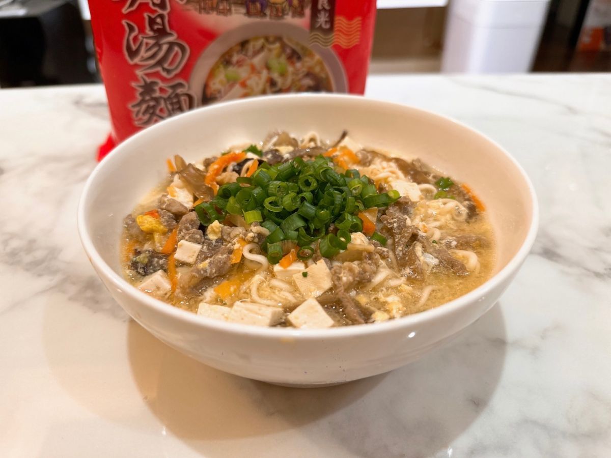 ▲有網友分享這款「羹湯系」非油炸快煮麵，還原酸辣湯勾芡口感，po文一出也引起熱議。(圖/NOWnews攝)