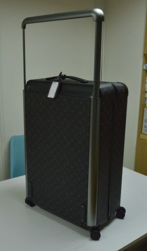 im.B 國際精品 名牌包 拍賣 ▲im.B吸金案被扣押的精品將拍賣,路易威登行李箱(圖/台北分署提供)