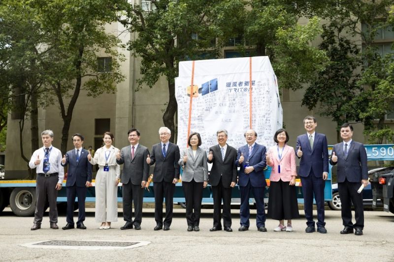 ▲台灣首枚自製氣象衛星衛星「獵風者」今（14）日自國家太空中心起運，總統蔡英文、行政院長陳建仁、國科會主委吳政忠等出席起運典禮。（圖／國科會提供）