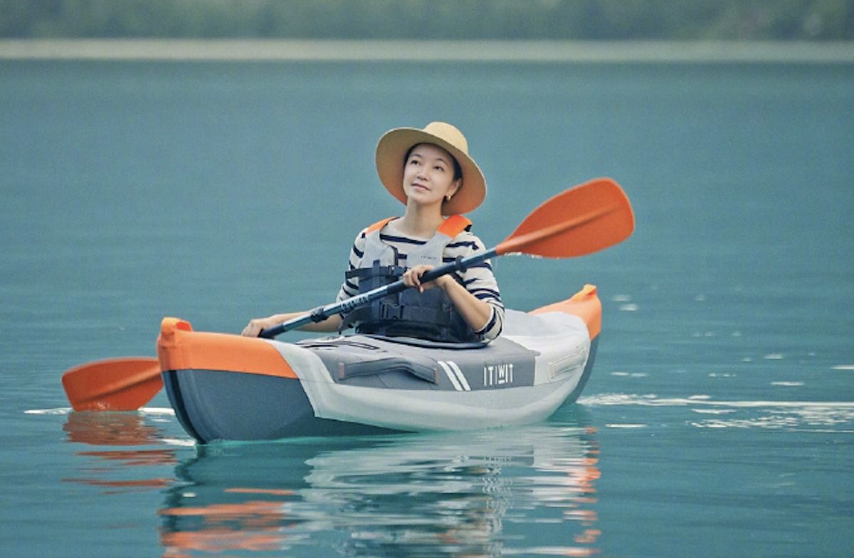 ▲阿雅近日前往風景秀麗的郊外踏青，也一連曬出多張旅遊照，凍齡狀態讓網友大讚。（圖／翻攝自阿雅微博）