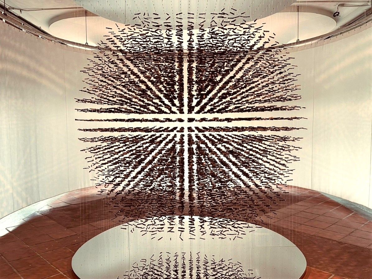 ▲東勢客家文化園區，以垂吊的方式排列創作的大型藝術作品，吸引國內外遊客前來拍照打卡(圖／客委會提供2023.7.14)