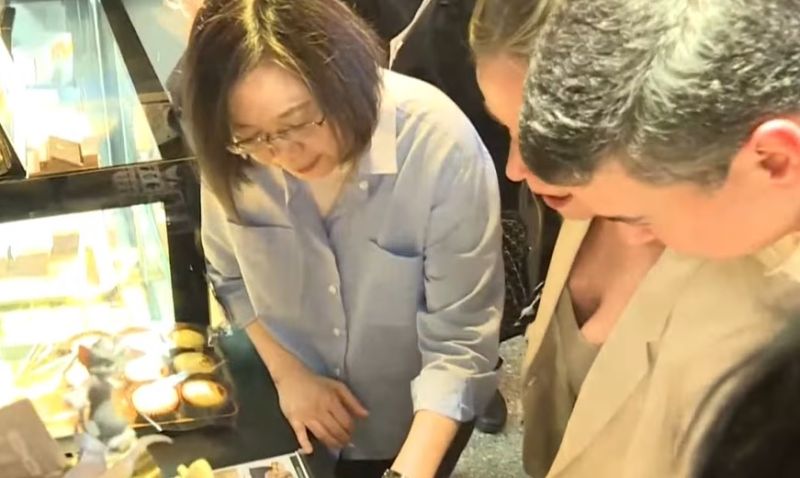 ▲蔡英文向貝尼亞夫婦介紹泡芙的口味（圖／翻攝畫面，2023.07.14）