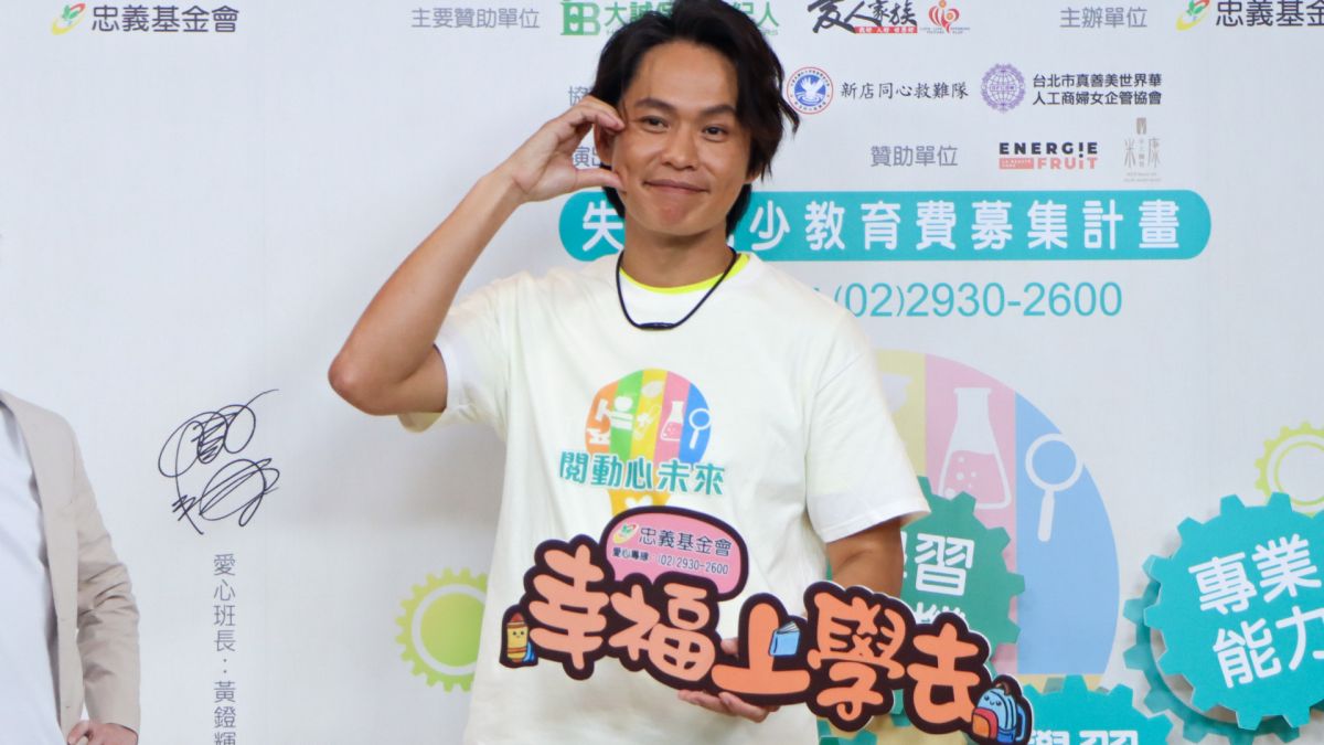 ▲黃鐙輝感慨主持10個月的節目《請問今晚住誰家》收攤，幾天前才和竇智孔錄完最後一集，結果黃鐙輝趁機抱怨丈母娘「萁媽」賺得比他多。（圖／忠義基金會提供）