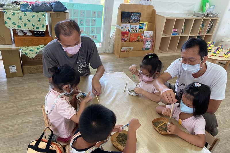 ▲崑山土城非營利幼兒園辦理親子共樂－手作艾草粽香趣。（圖／崑山科大提供）