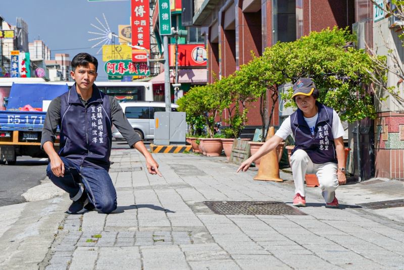 ▲明孝里里長林浤澤、明義里里長張郁惠呼籲市府能即刻改善中平路人行道。（圖／明孝里里長林浤澤提供）