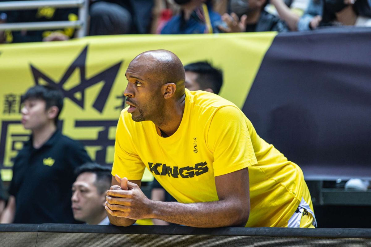 ▲41歲的「新台灣人」戴維斯（Quincy Davis）去年因與前妻激烈爭執，依傷害罪判拘役30天，可易科罰金，可再上訴。他今天在個人社群網站上批評不良媒體缺乏媒體素養和道德，也呼籲相信自己的人明天來高等法院刑事庭聲援自己。（圖／PLG提供）