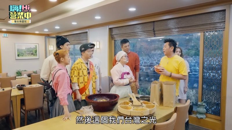 ▲《嗨!營業中2》節目中主持人向韓國老師介紹，滿漢大餐曾被（韓國綜藝節目）選為台灣第一名的泡麵。(圖／翻攝《嗨!營業中2》)