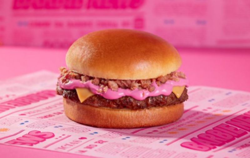 ▲巴西漢堡王推出限量版「芭比」套餐。（圖／擷取自Burger King BR IG）
