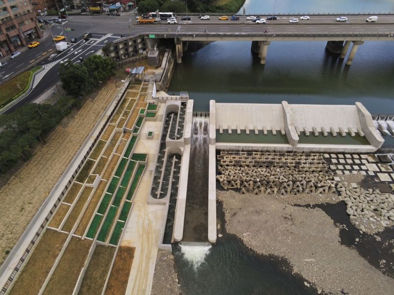 ▲全臺獨一無二的新店溪最大魚道在日前完成通水。（圖 ／新北市政府水利局提供）