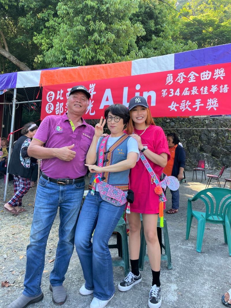 ▲A-Lin(右)金曲獎風光封后,回到台東部落和父母一起慶功。(圖/翻攝自饒慶鈴FB)