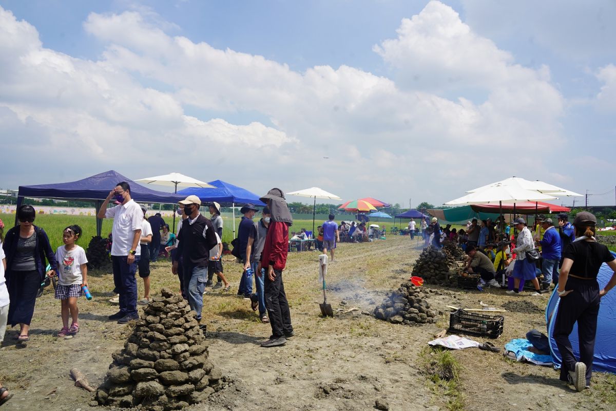▲屏東正值農村休耕期，縣府特舉辦控土窯活動，不少祖孫三代同堂共享農村樂。（圖／記者莊全成翻攝）