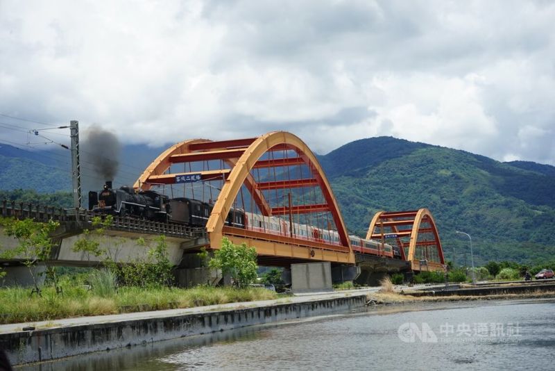 ▲「蒸汽機車女王」CT273附掛6節莒光號車廂今天開行，但首班車因軸溫過高延誤逾30分鐘。（圖／中央社）