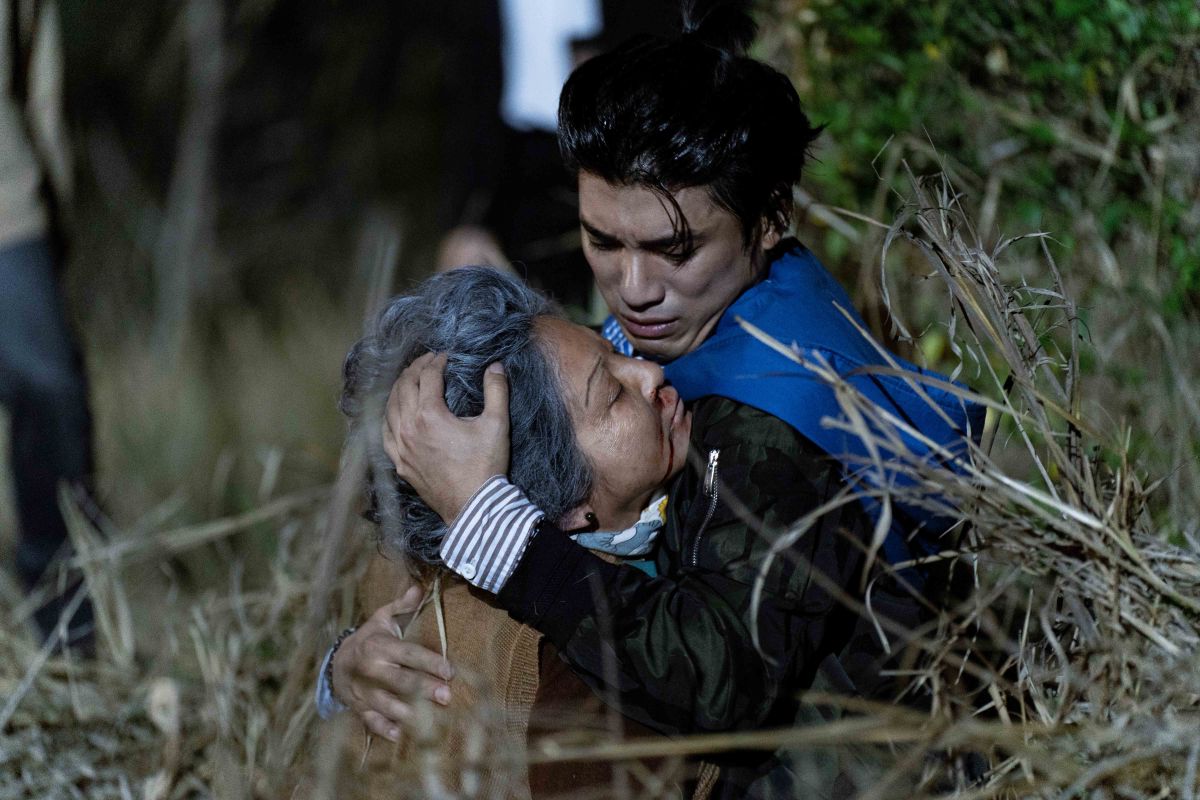 ▲《地獄里長》林哲熹（右）劇中終於找到「阿嬤」王彩樺，場面惹人鼻酸。（圖／風起娛樂提供）