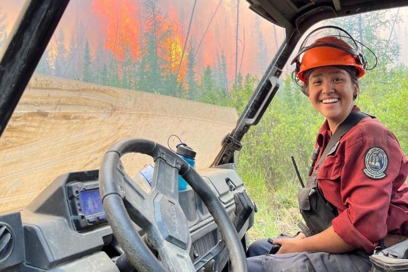 ▲加拿大一位19歲的年輕女消防員，在英屬哥倫比亞省（British Columbia）執行撲滅野火的任務時，不幸被倒下的樹木砸中，送醫後仍宣告不治。（圖／翻攝自@sarbrajskahlon的推特）