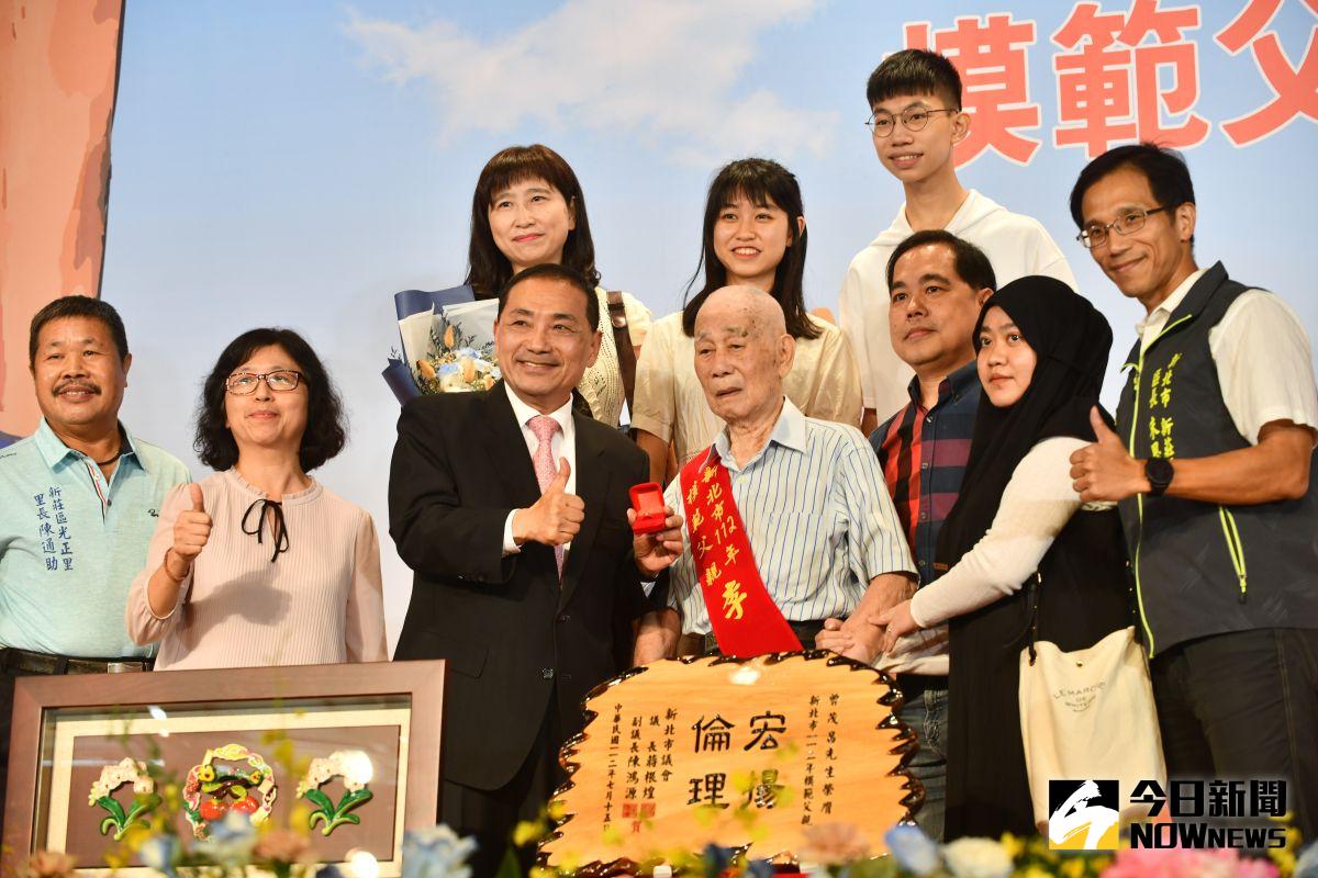 ▲新北市政府辦理年度模範父親表揚典禮，新北市長侯友宜出席表揚55位模範父親。（圖 ／記者吳嘉億攝，2023.07.15）