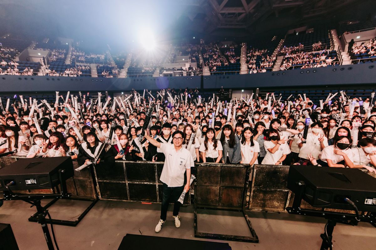 ▲高雄市長陳其邁穿上雄中制服出席「夏祭．青春旅程」高流制服演唱會，與滿場同學合影互動。（圖／高流提供）