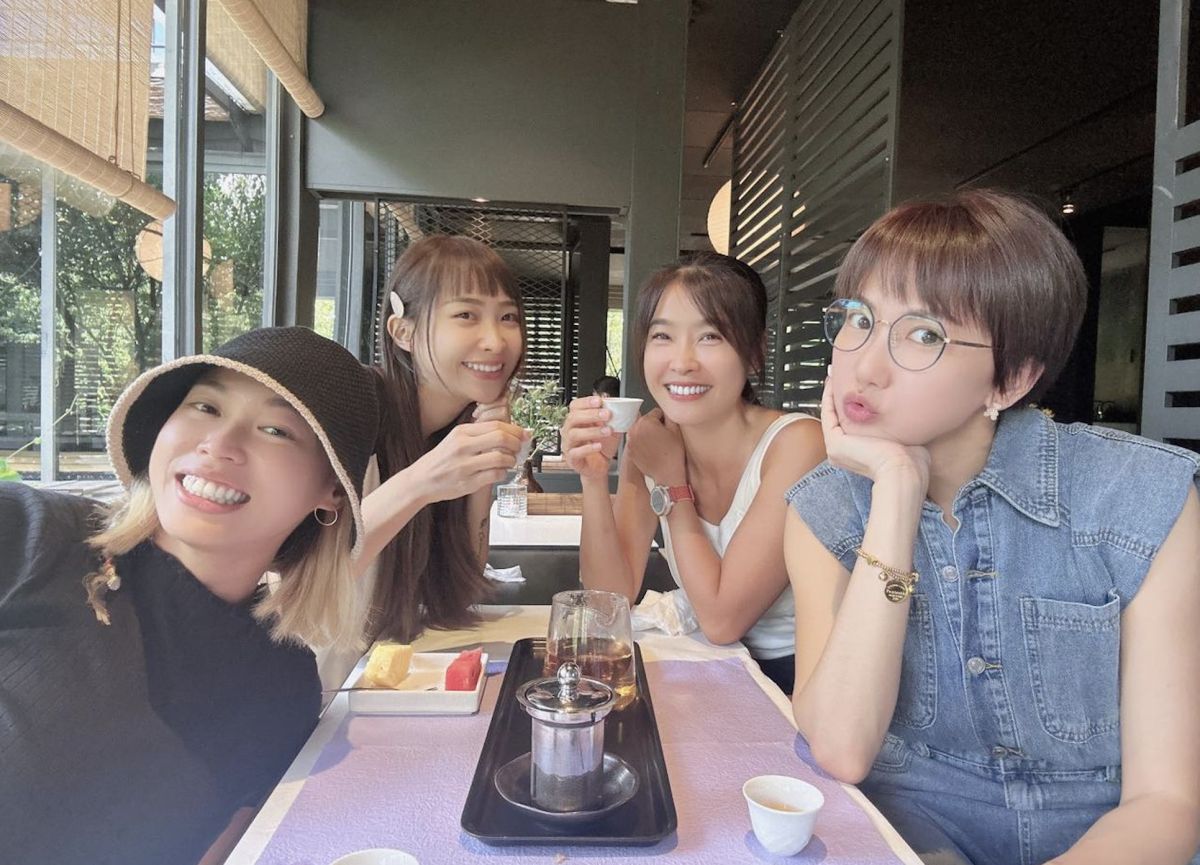 ▲大牙（右一）今日在臉書曬出和黃云歆（左二）、小嫻（右二）聚會的合照，她們都在MeToo風波中勇敢說出自己的遭遇，小嫻則是一直在身旁給予支持。 （圖／翻攝自大牙臉書）