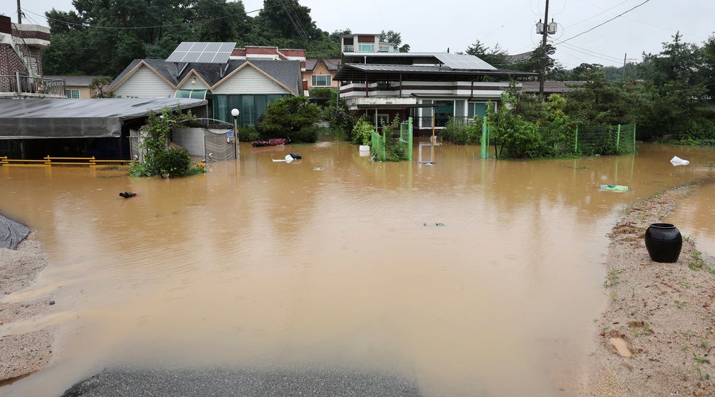 ▲韓國官員今天指出，暴雨導致國內發生洪災及山崩，迄今至少有22人死亡，14人失蹤，目前再有數千人被勒令撤離家園。（圖／美聯社／達志影像）