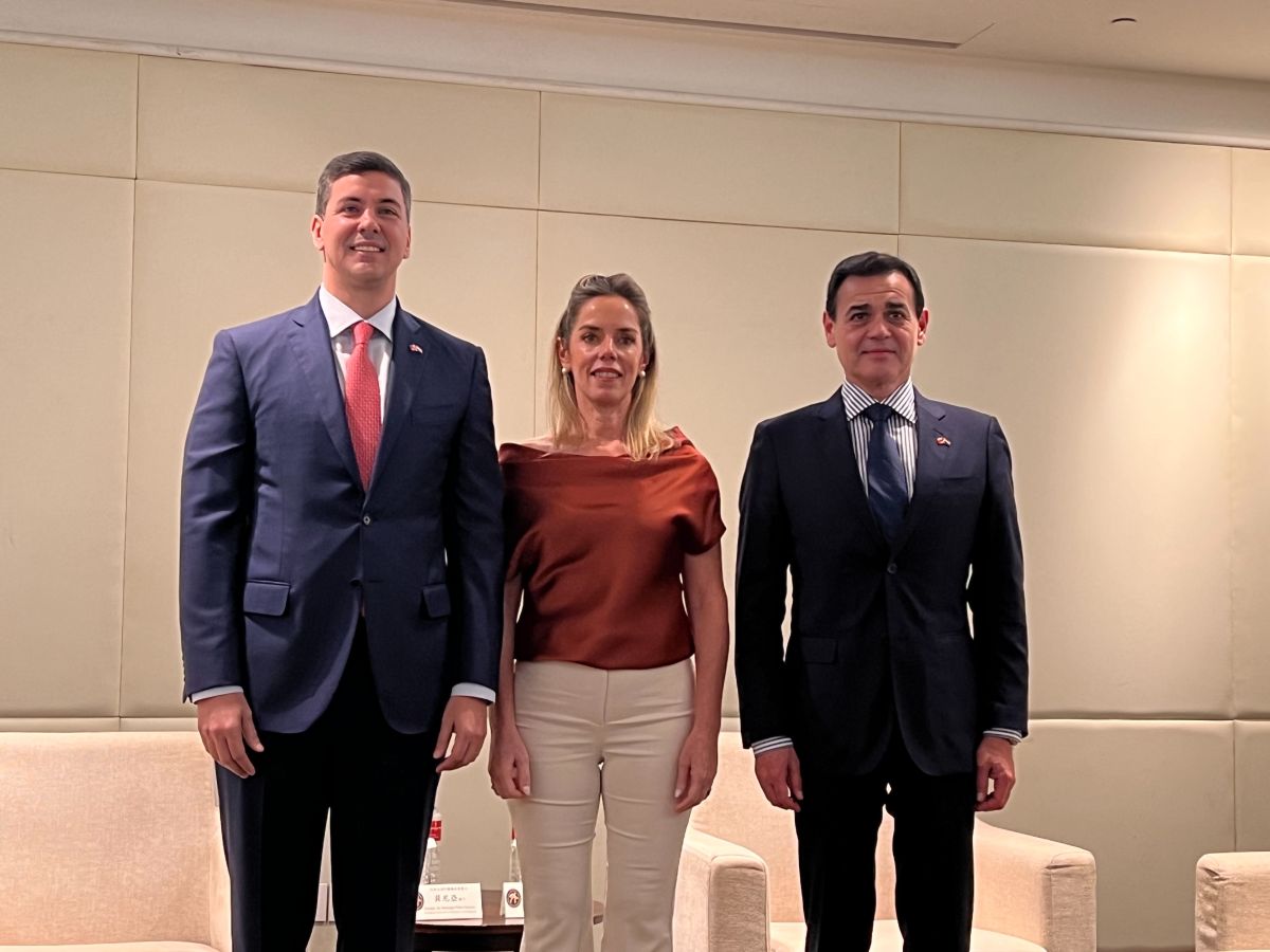 ▲巴拉圭總統潘尼亞（左）在夫人蕾蒂西亞與候任外交部長拉米雷斯陪同下，接受媒體訪問。（圖／外交部提供）