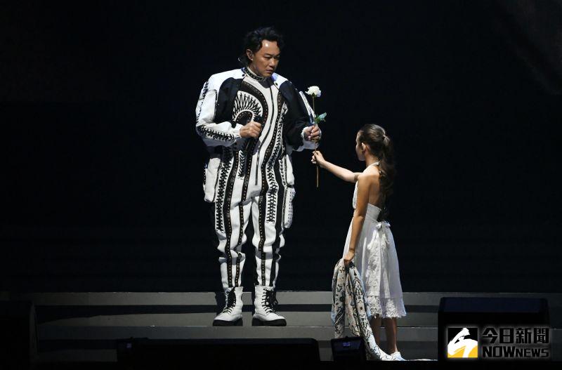 ▲陳奕迅演唱到〈當這地球沒有花〉時，一位身穿白衣的小女孩上台送給他一支白玫瑰。（圖／記者林調遜攝）