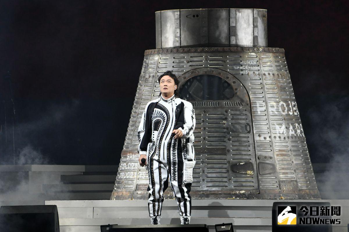 ▲陳奕迅攻蛋首日，5度鞠躬感謝歌迷，還對1萬粉絲下跪行大禮。（圖／記者林調遜攝）