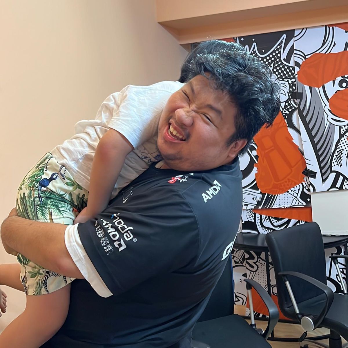 ▲統神對丁特的不實言論開噴，並直言：「孩子都不養還養戰隊？」（圖／地獄豬臉書）