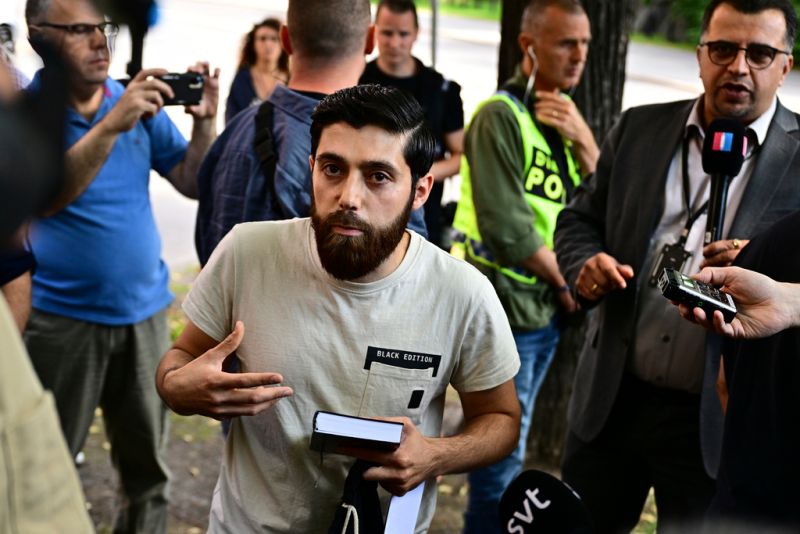 ▲瑞典當局批准了抗議人士在以色列大使館外焚燒《聖經》和《妥拉》的活動，這位男子拿著《妥拉》被媒體團團包圍。（圖／美聯社／達志影像）
