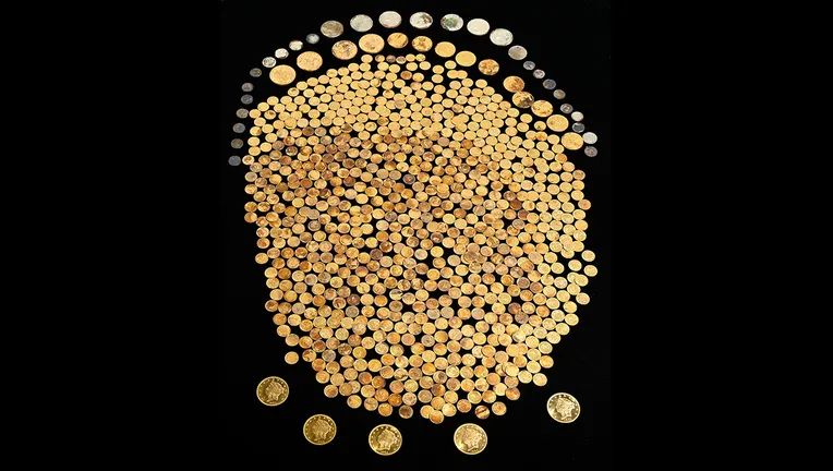 ▲美國肯塔基州一名農民6月在自家玉米田挖出700多枚美國內戰時期的金幣，估計總價值可達數百萬美元。（圖／翻攝自NGC）