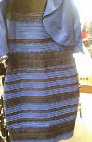 ▲凱爾岳母婚禮穿的洋裝照，究竟是「藍黑色」還是「白金色」讓全球200萬人吵翻爆紅。（圖／翻攝Tumblr）