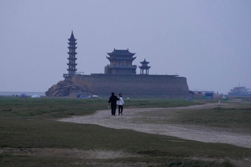 ▲去年因為乾旱的緣故,長年淹沒在鄱陽湖中的千年歷史石島落星墩「重見天日」。(圖/美聯社/達志影像)