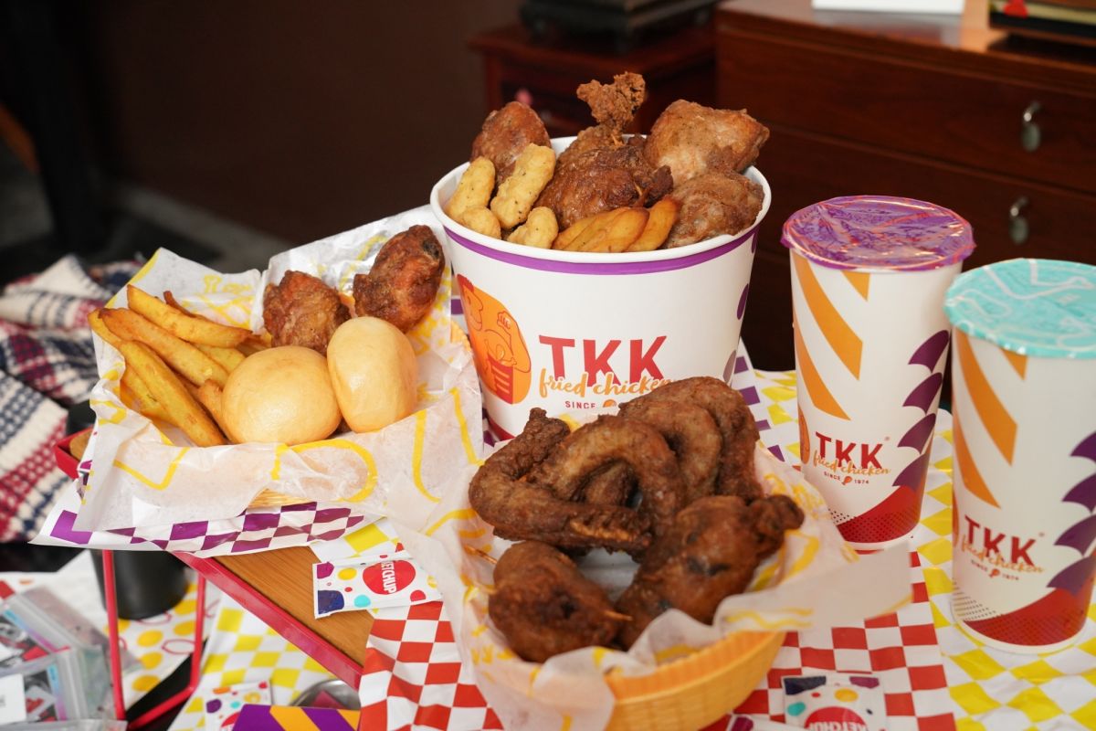 ▲頂呱呱雙11瘋了！6塊炸雞桶249元，11月11日加購「呱呱包只要11元」；同品項「加11元多一件」雞脖子、呱呱包、阿勇雞塊6入、呱呱啵啵球。拿坡里炸雞正式改名「三商炸雞買一送一」一次整理。（圖／頂呱呱提供）