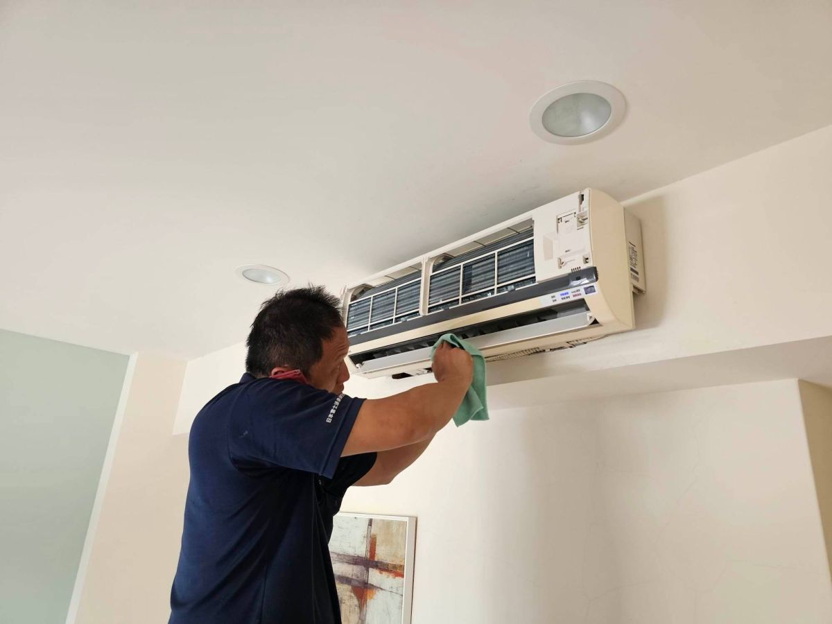 ▲隨著冷氣的使用年齡變長，也會有出現故障的問題出現，但你是否發現每次報修冷氣的時候，師傅總是很晚來呢？（示意圖／翻攝王可樂日語臉書）