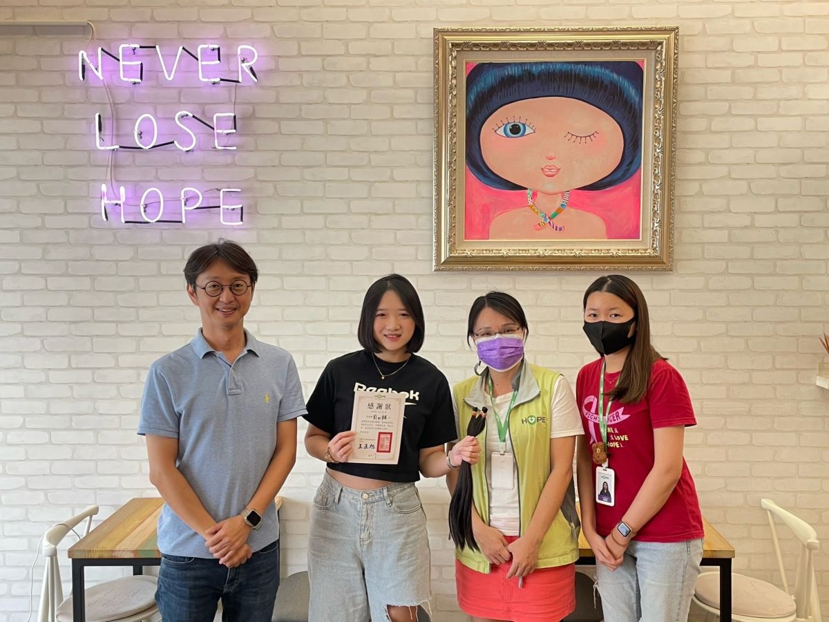 ▲台中市議員江肇國助理劉虹麟(左2) 剪去留了近7年的長髮，捐至財團法人癌症希望基金會(圖／江肇國提供2023.7.16)