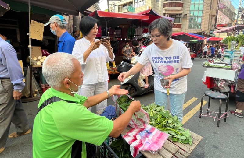 ▲蔡壁如掏出零錢買了一把地瓜葉，直呼真便宜。（圖／蔡壁如提供，2023.07.16）