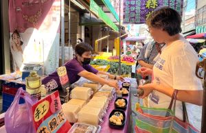 ▲蔡壁站在傳統糕點攤前選購。（圖／蔡壁如提供，2023.07.16）